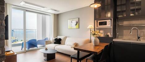 Premier Suite | Living area | Smart TV, heated floors