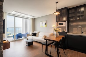 Suite Premier | Área de sala de estar | Smart TV y piso con calefacción