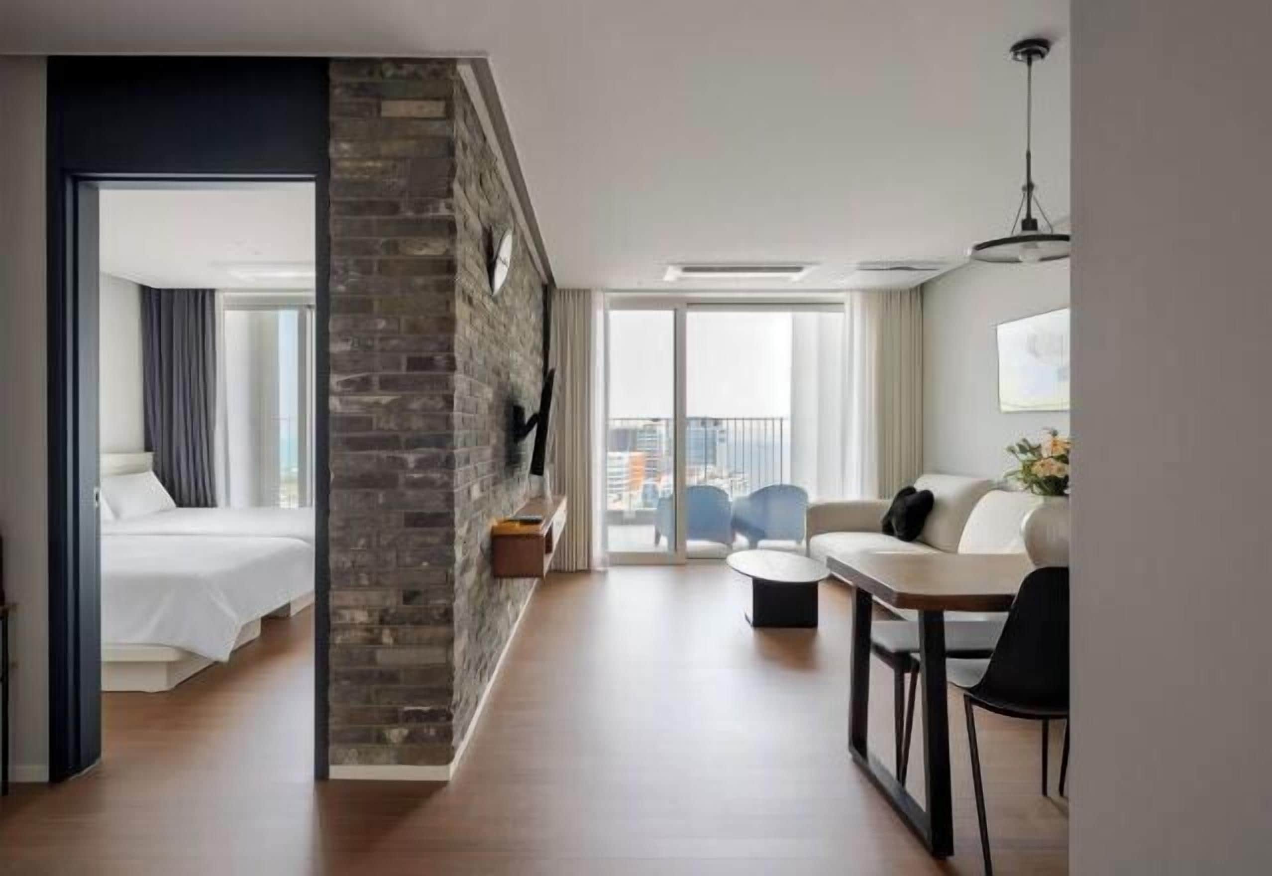 Verduisterende gordijnen, geluiddichte muren