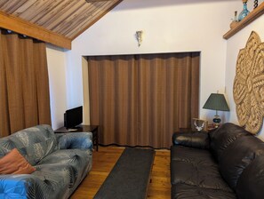 Living area - Sunny Lakefront 2 Bdrm Cabin by Huntsville (Emsdale)