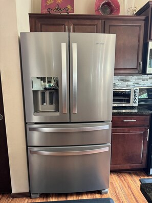 Fridge, microwave, oven, stovetop - Charming large 4-bedroom house with WiFi and AC in delightful Ellensburg. (Ellensburg)