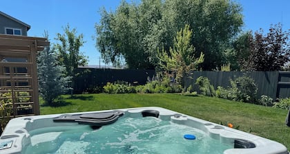 Charming large 4-bedroom house with WiFi and AC in delightful Ellensburg.