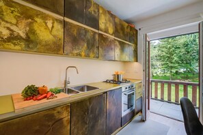 ثلاجة، فرن، موقد طهي مسطح، غسالة أطباق