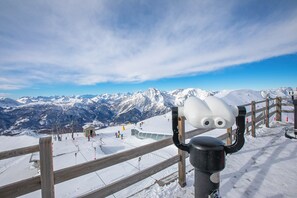 A snow-covered mountain with a wooden fence and a snowcat. - Studio Paradiso - Ski In Ski Out 300m, Sestriere, Italy (Sestriere)