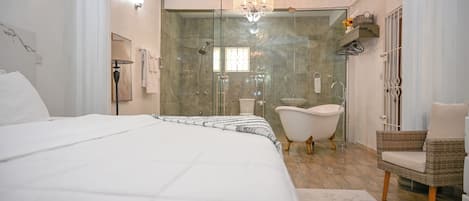 Doccia, asciugacapelli, asciugamani, sapone