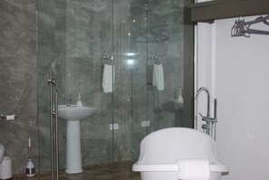 تجهيزات دش، مجففات شعر، مناشف، صابون