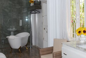 تجهيزات دش، مجففات شعر، مناشف، صابون