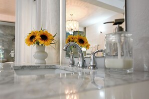 Shower, hair dryer, towels, soap - Secret Place  (Gros islet)