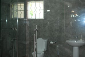 تجهيزات دش، مجففات شعر، مناشف، صابون