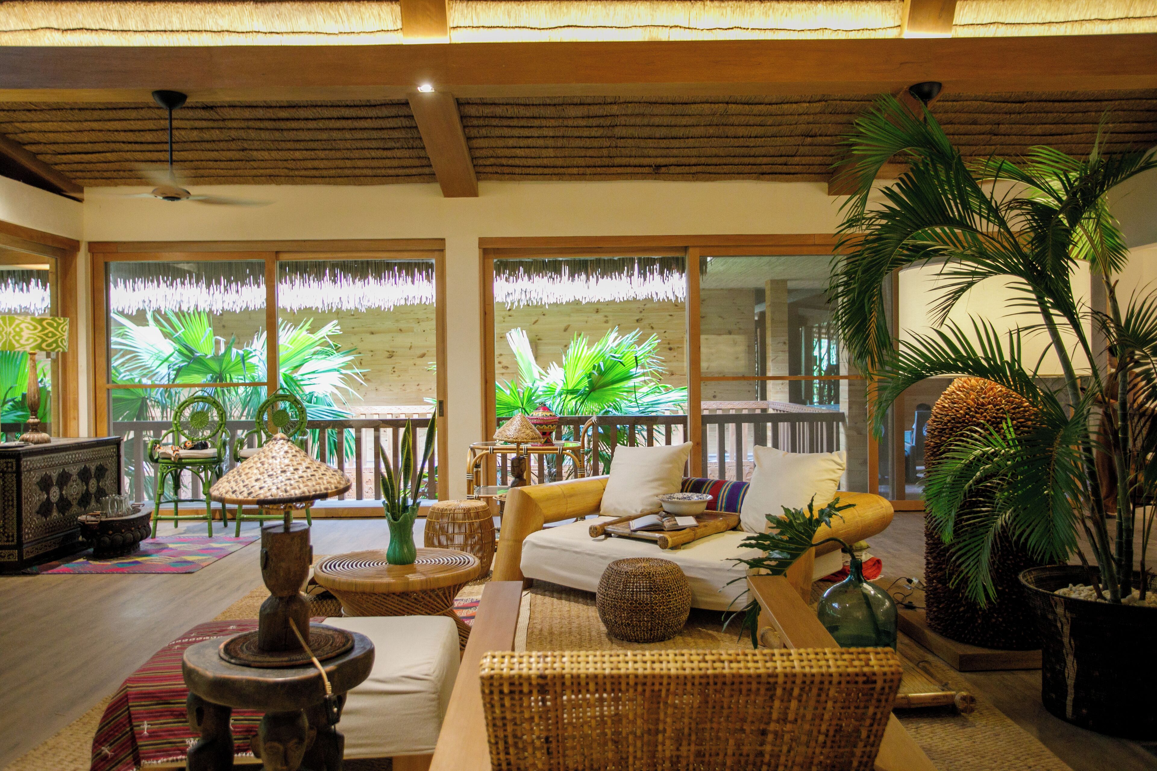 ラグジュアリー ヴィラ プールビュー | リビング エリア | 64 インチのスマートテレビ (デジタル放送視聴可)