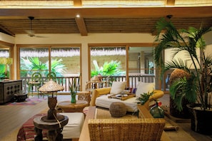 Luxury Villa, Pool View | Ruang tamu | 64 inci sebuah televisyen pintar dengan digital
