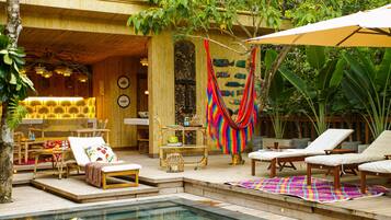 Una piscina al aire libre