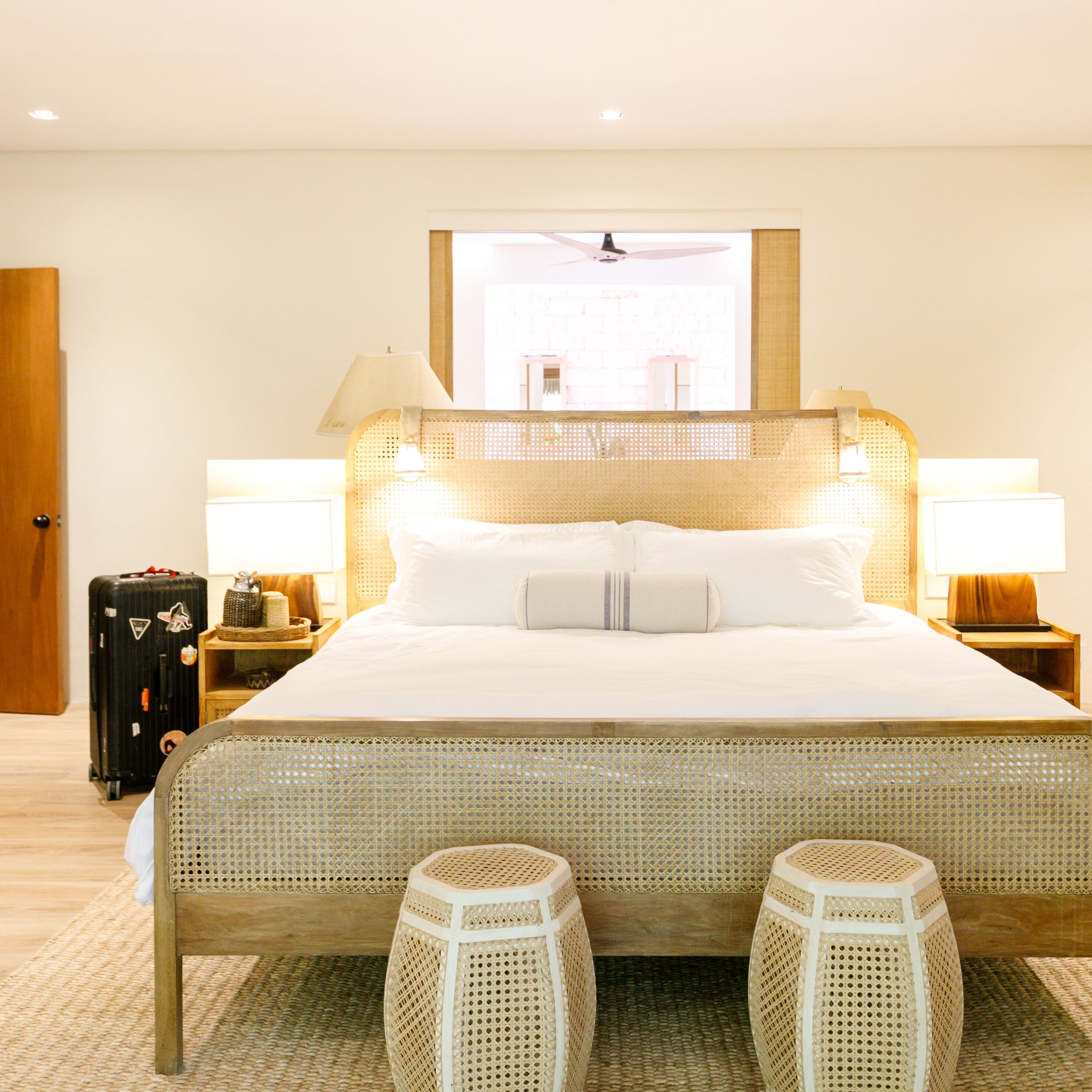 Lyxvilla - utsikt mot poolen | 2 sovrum, sängtillbehör av högsta kvalitet och skrivbord