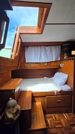 2 bedrooms, desk, WiFi, bed sheets