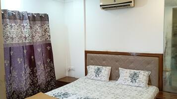 5 bedrooms, WiFi, bed sheets