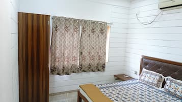 5 bedrooms, WiFi, bed sheets
