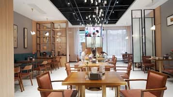 Daily buffet breakfast (CNY 35 per person)