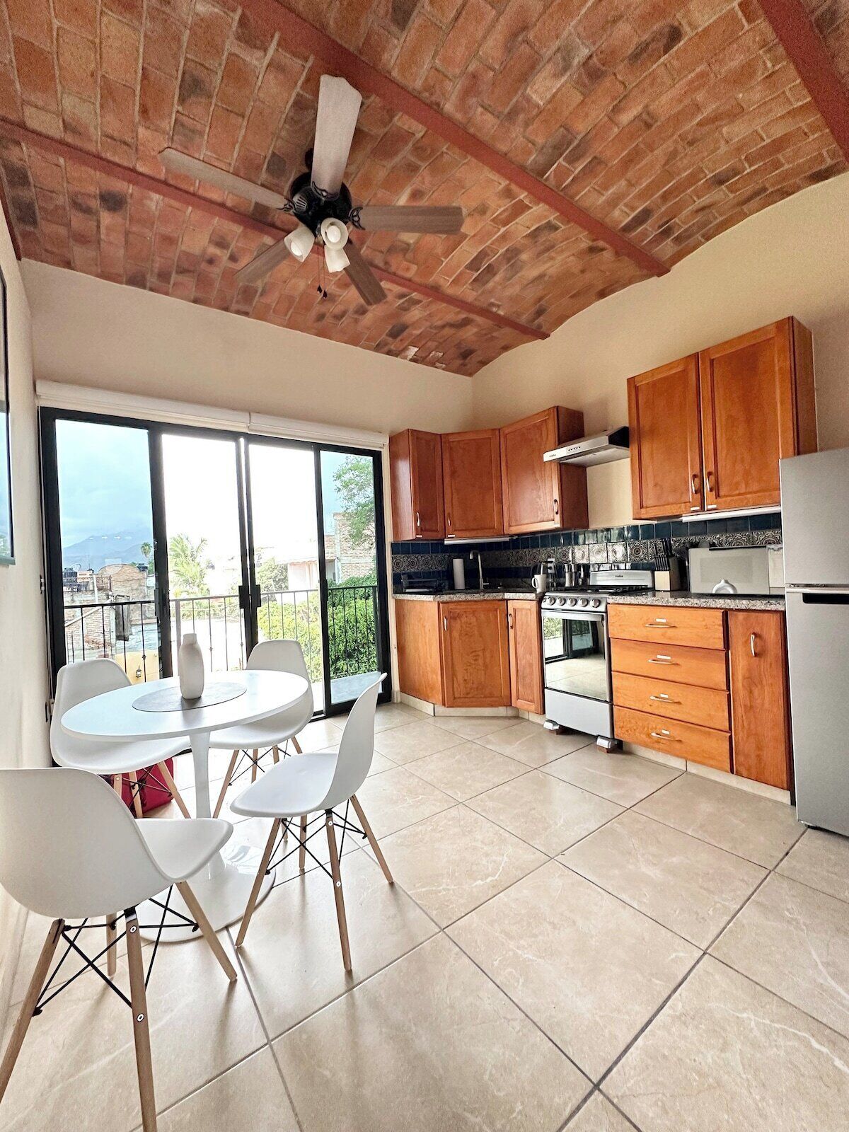 Kjøleskap, mikrobølgeovn, ovn og kokeplater