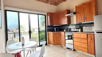 Kjøleskap, mikrobølgeovn, ovn og kokeplater