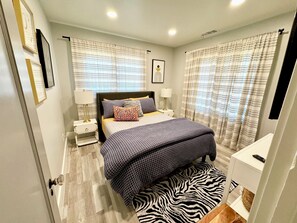 3 bedrooms, iron/ironing board, travel crib, free WiFi - Historic Atascadero Colony Charmer! (Atascadero)