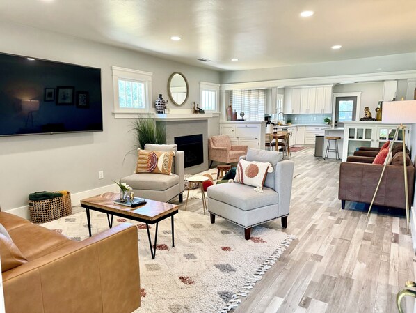 Smart TV, fireplace