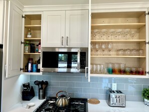 Geladeira, micro-ondas, fogão, cooktop