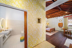 4 bedrooms, WiFi, bed sheets - Riverside Villa Near Canggu (Badung)