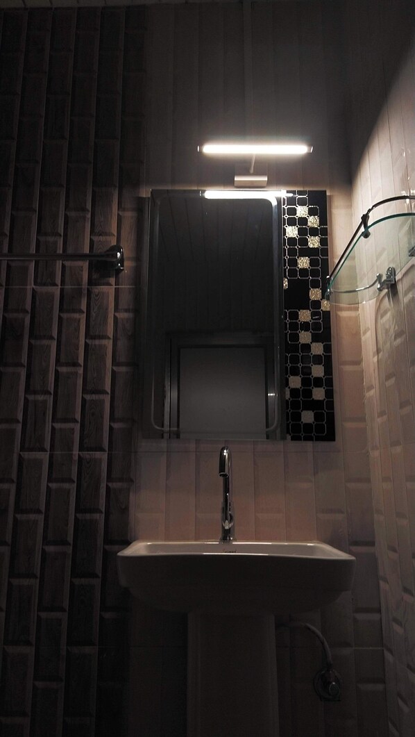 Dusche, HandtĂŒcher, Seife, Toilettenpapier