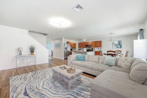Smart TV, offices - Discover spacious comfort in our colorful, beach-inspired 5-bedroom, 3-bath home (Cape Coral)