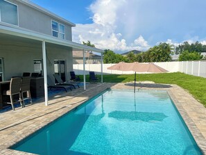 Outdoor pool - Discover spacious comfort in our colorful, beach-inspired 5-bedroom, 3-bath home (Cape Coral)