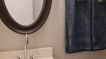 Séchoir à cheveux, serviettes fournies, savon, shampooing