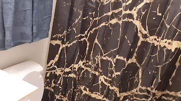 Secadora de cabello, toallas, jabón, shampoo