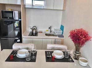 Deluxe Condo, Non Smoking, Sea View | Private kitchen