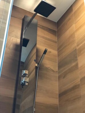 Deluxe Condo, Non Smoking, Sea View | Bathroom - Beachfront Bang Saray By RoomQuest Hotel (Sattahip)