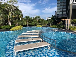 Outdoor pool - Beachfront Bang Saray By RoomQuest Hotel (Sattahip)