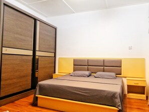 3 bedrooms, iron/ironing board, WiFi, bed sheets