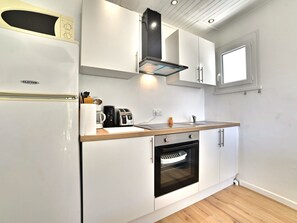 Kylskåp, mikrovågsugn, ugn och grytor/köksredskap