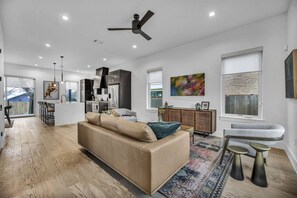 Smart TV, video games - Modern Eastside Home with Gourmet Kitchen, 3 Floors, Game Room, Walk to restaurants and bars (Austin)