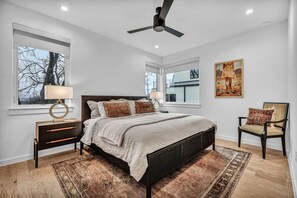 4 bedrooms, iron/ironing board, free WiFi, bed sheets - Modern Eastside Home with Gourmet Kitchen, 3 Floors, Game Room, Walk to restaurants and bars (Austin)