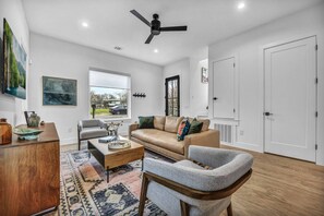 Smart TV, video games - Modern Eastside Home with Gourmet Kitchen, 3 Floors, Game Room, Walk to restaurants and bars (Austin)