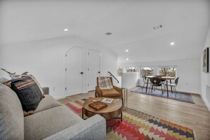 Smart TV, video games - Modern Eastside Home with Gourmet Kitchen, 3 Floors, Game Room, Walk to restaurants and bars (Austin)