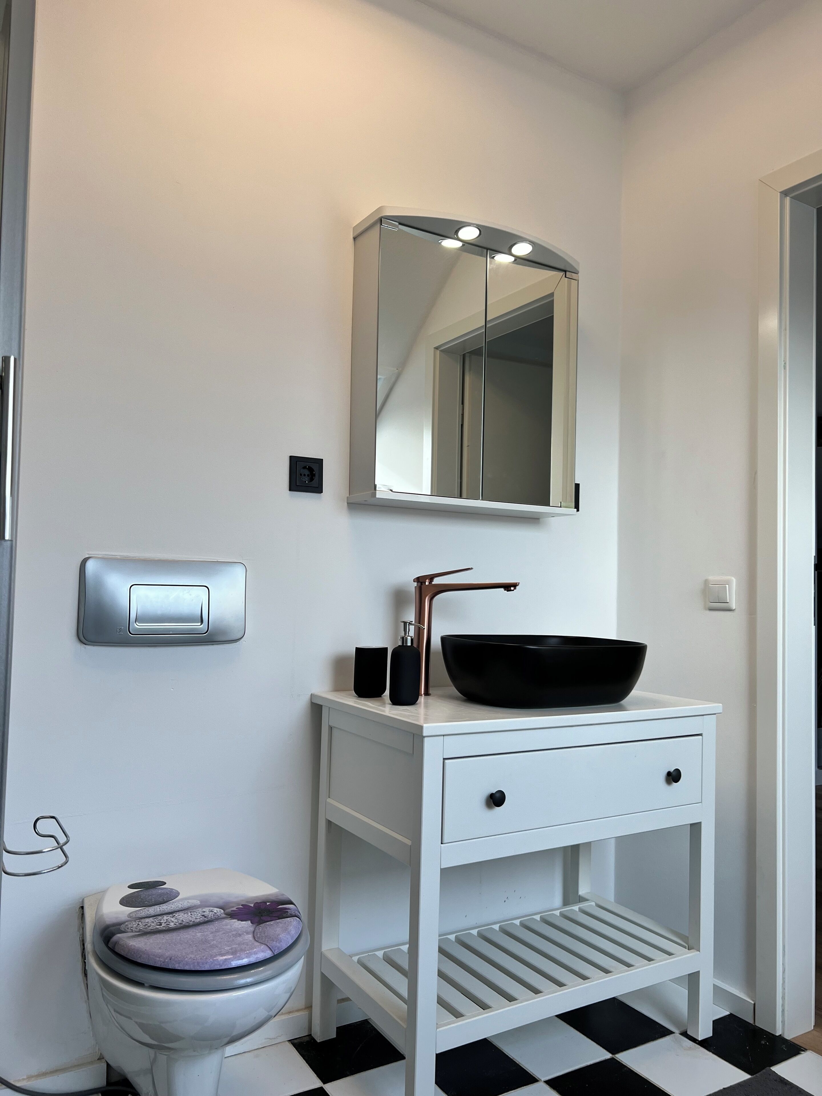 Een haardroger, handdoeken, zeep, toiletpapier