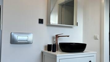 Haartrockner, Handtücher, Seife, Toilettenpapier