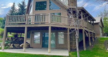 Pristine 5 Bedroom 3 Bath Cabin 200yds to the Water! Complete privacy!