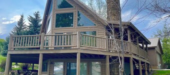 Pristine 5 Bedroom 3 Bath Cabin 200yds to the Water! Complete privacy!