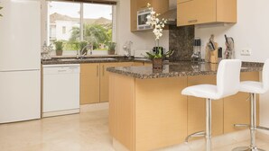 Fridge, microwave, oven, dishwasher - Arcos Gardens Golf by Interhome (Arcos de la Frontera)
