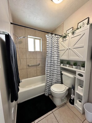 Hårføner, håndklær, såpe og sjampo