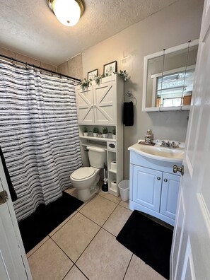 Serviettes fournies, savon, shampoing, papier toilette