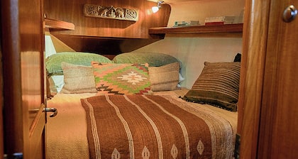 DIVINE YACHT OVERLOOKING SYDNEY HARBOUR