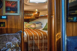 1 bedroom, bed sheets - DIVINE YACHT OVERLOOKING SYDNEY HARBOUR (Double Bay)